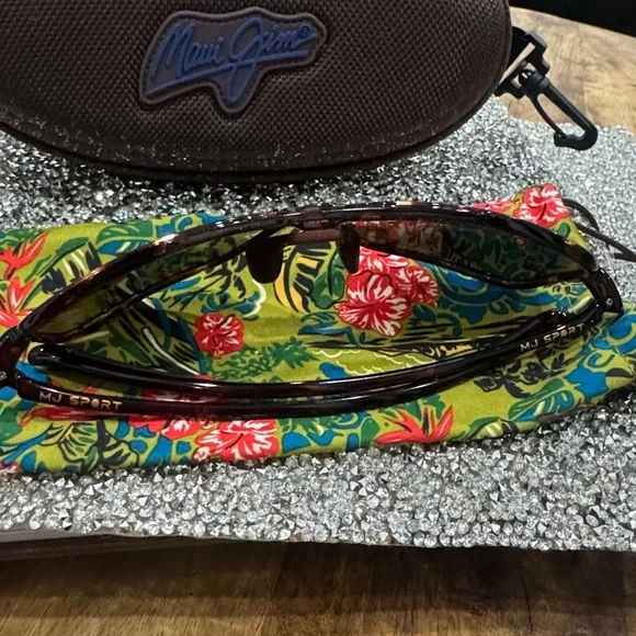 Maui Jim Sunglasses with Floral Cloth and Brown Case